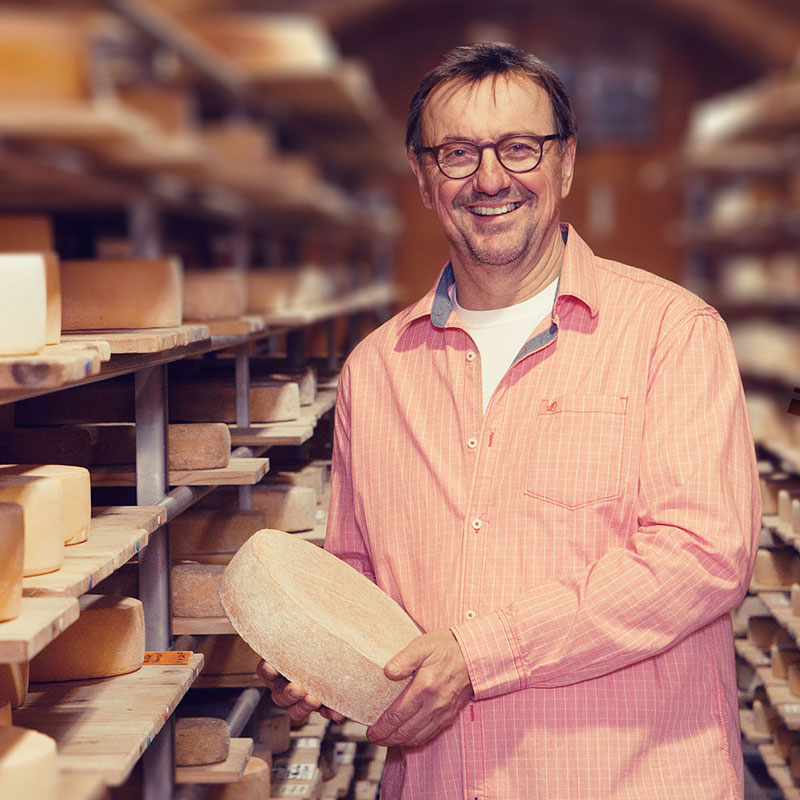 Biokäse, Biokäserei Wohlfahrt, Hofladen, Hofkäserei, Wochenmarkt, Käse, Kuhkäse, Schafkäse, Ziegenkäse, Rohmilchkäse, Frischkäse, Weichkäse, Camembert, Brie, Schnittkäse, Bockshornklee, Hartkäse, Magerkäse, Mozzarella, Münsterkäse, Scamorza, Käsespezialitäten, Käseseminare, Käsereiseminare, Genussrechte, Weißenberg, Edelsfeld, Oberpfalz, Amberg, Weiden, Nürnberg, Sulzbach-Rosenberg, Regensburg, Harald Wohlfahrt